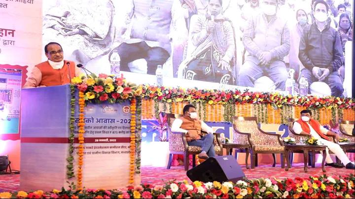 मुख्यमंत्री श्री शिवराज सिंह चौहान ने प्रधानमंत्री आवास योजना (ग्रामीण) में हितग्राहियों के खाते में राशि अंतरित कर संबोधित किया।